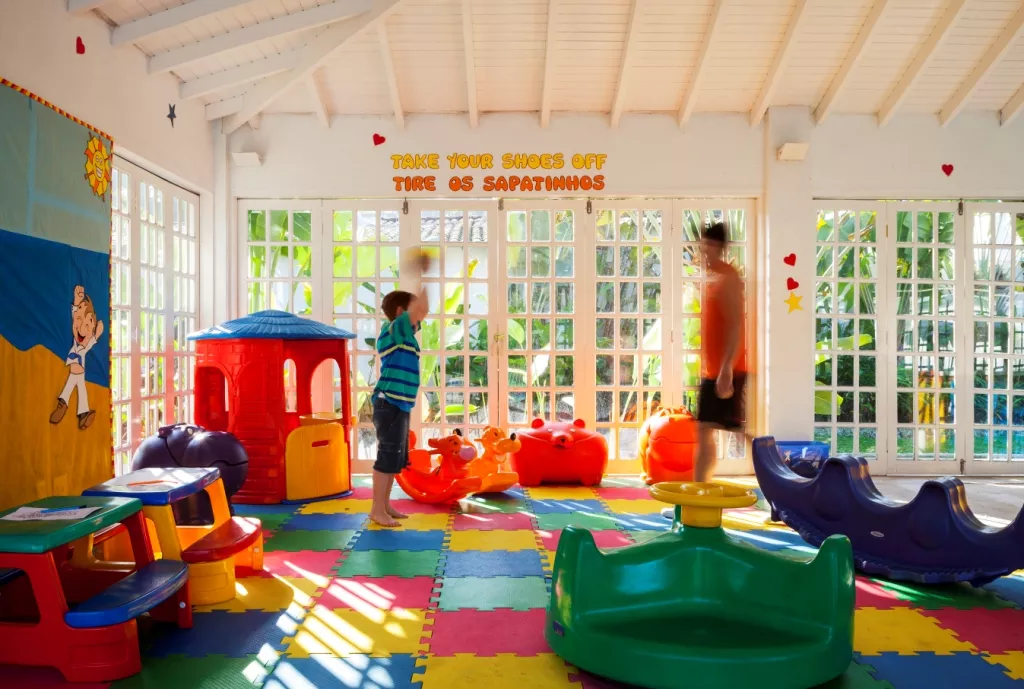 Destinos com monitoria infantil: Onde os pais podem descansar.